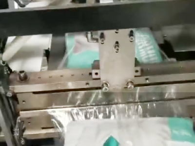 全自動包裝機(jī)包裝貓糧作業(yè)現(xiàn)場